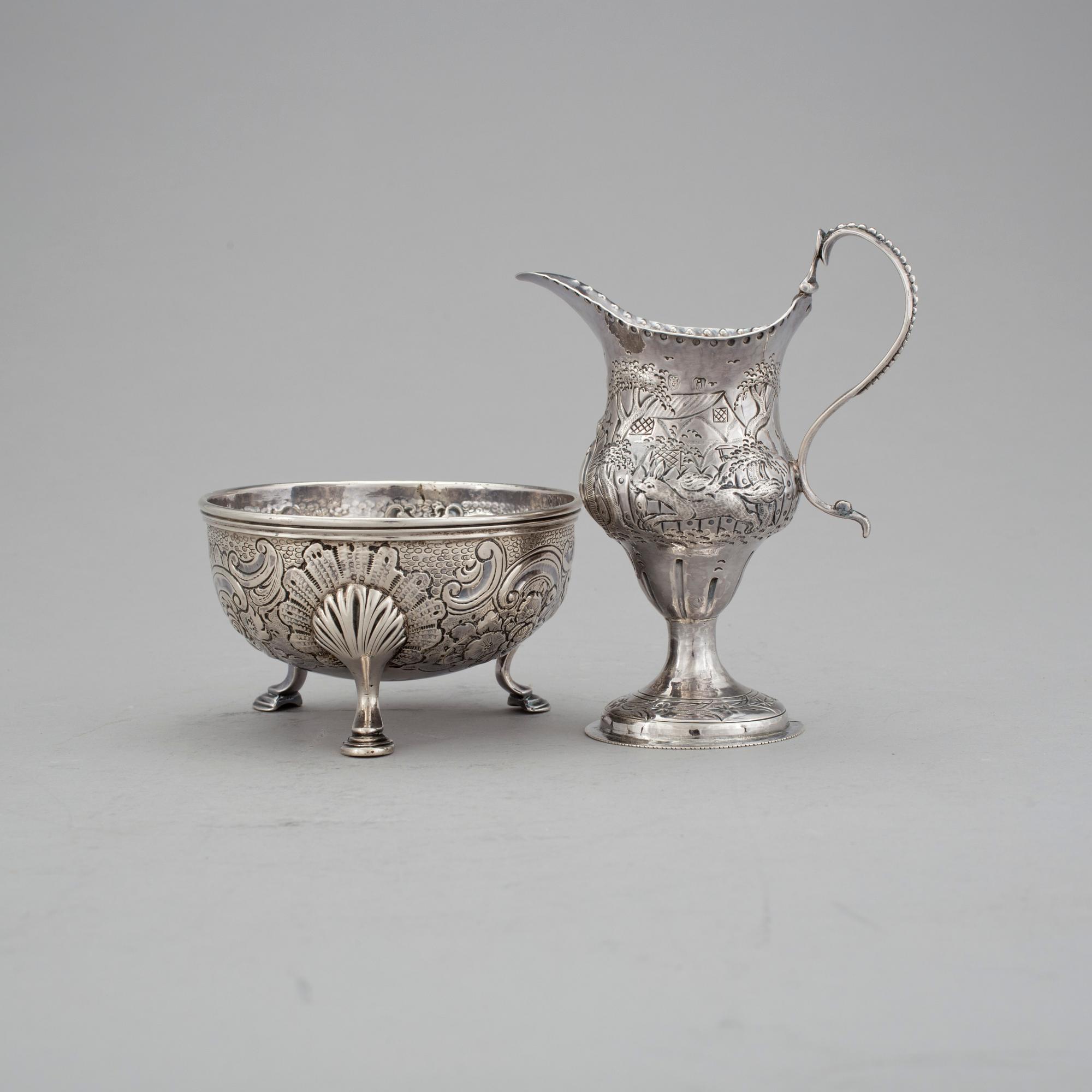 GRÄDDKANNA samt SOCKERSKÅL, silver, England, sannolikt 1700-tal. Vikt ca 240 g.