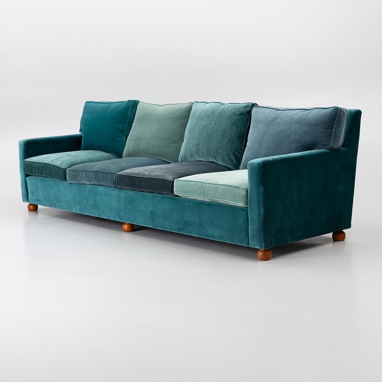 Josef Frank, a model 3031 sofa, Firma Svenskt Tenn, AB O.H: Sjögren, 2021.