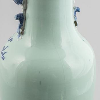 A porcelain vase, China, Qing dynasty, late 19th century.