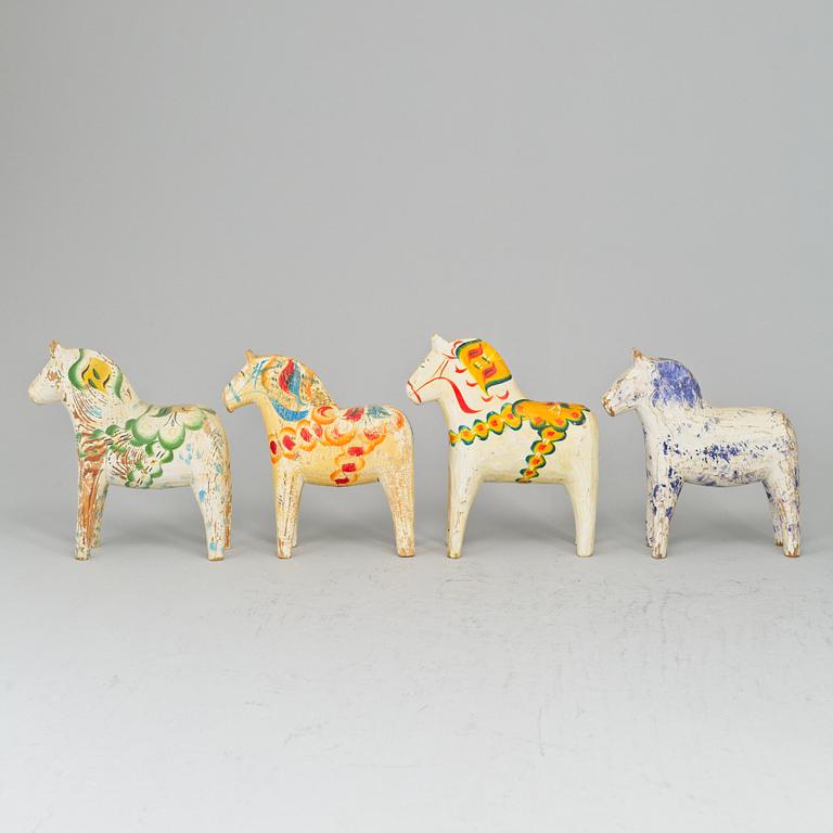 13 Dala horses.