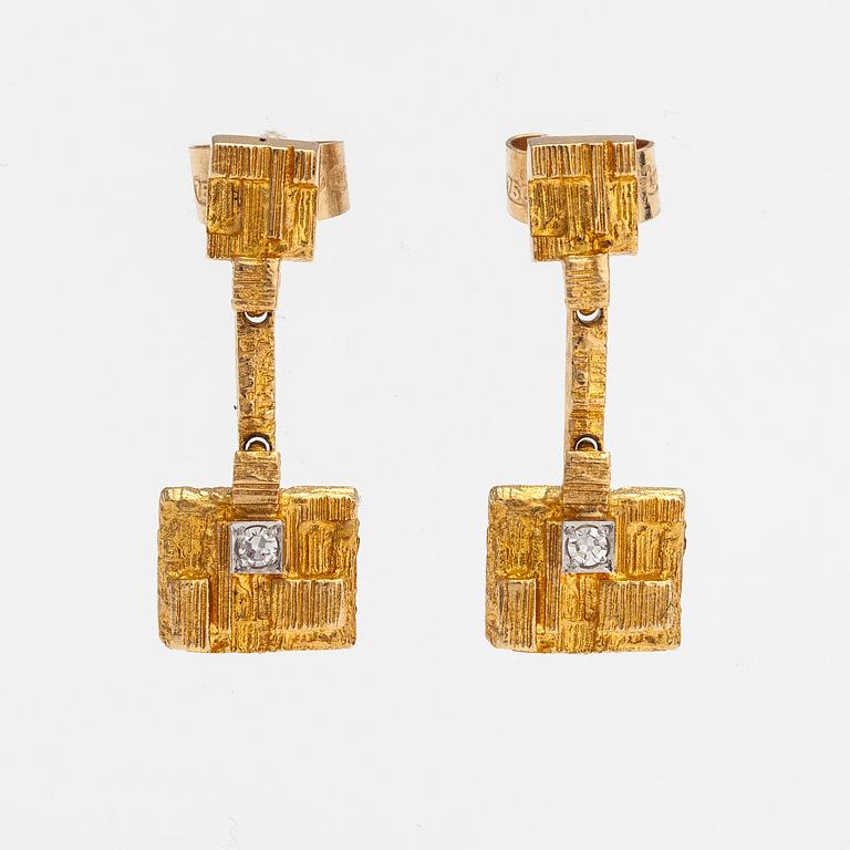 Björn Weckström, A pair of 18K gold earrings "Thai"with 8/8-cut diamonds ca. 0.04 ct in total. Lapponia 1976.