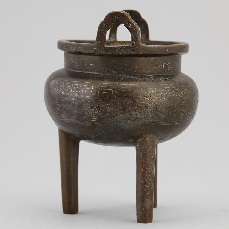 A Chinese bronze incense burner, 20th century.