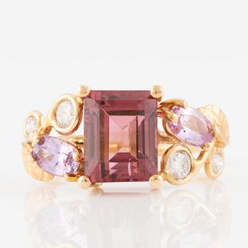 Ring, 18K gold with emerald-cut pink tourmaline, pink sapphires, and brilliant-cut diamonds.