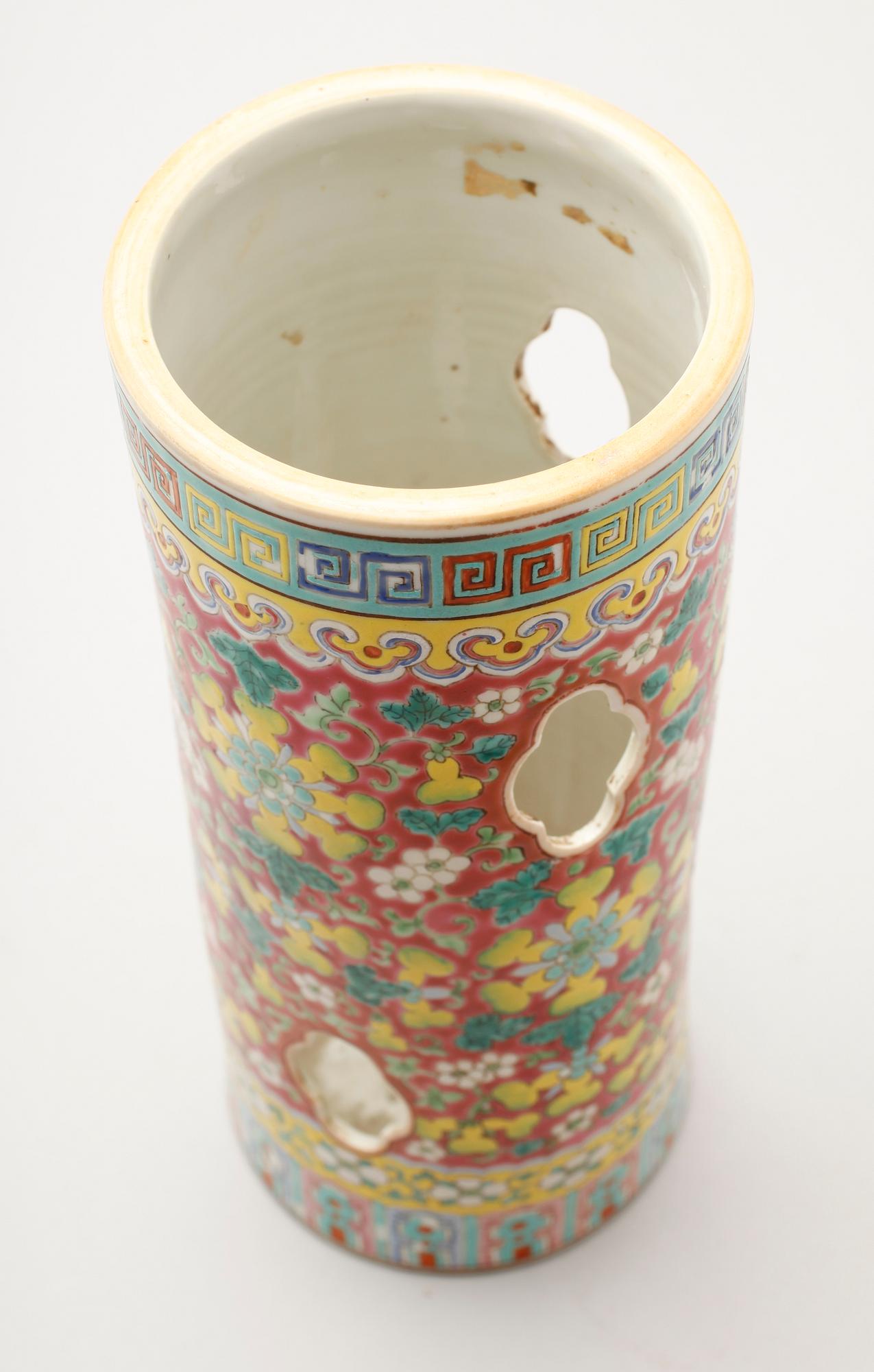 PENSELVAS, porslin, Kina, 1800/1900-tal.