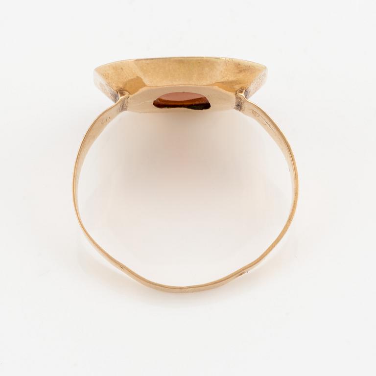 Ring, 18K guld med karneol, Finland 1800-tal.