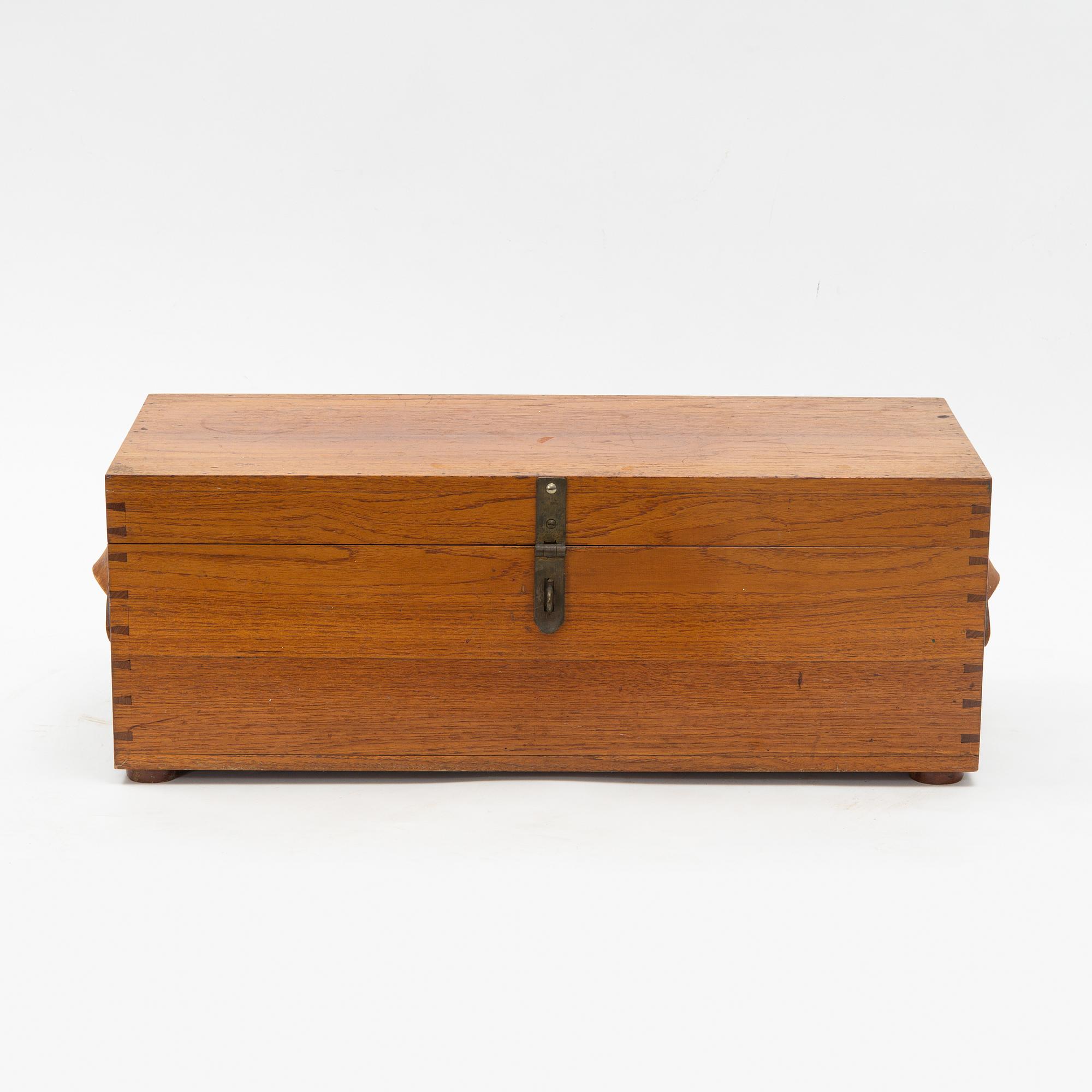 A teak box with 21 glass blottles, early 20th Century.