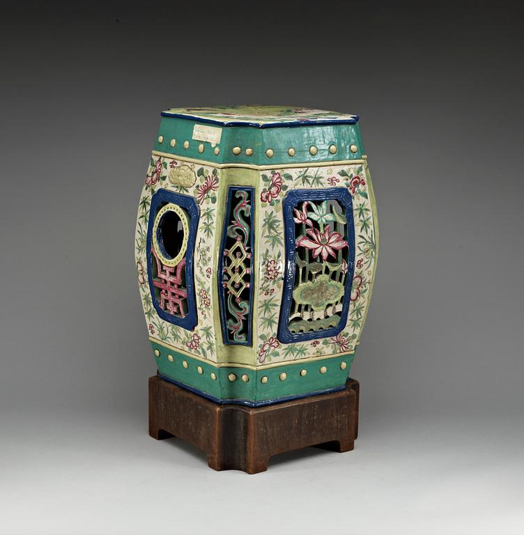 An 'enamel on copper' imitating ceramic garden seat, Qing dynasty, ca 1800.