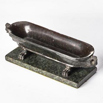 Skål, sarkofagform, 1800-talets senare del.