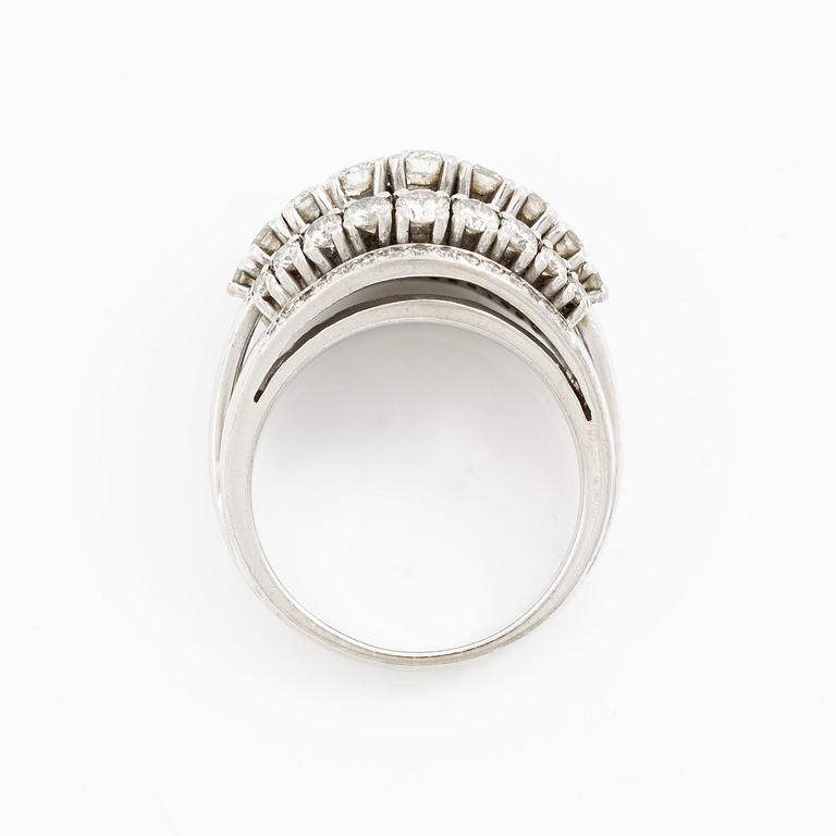 Ring 18K vitguld med runda briljant- och åttkantslipade diamanter. CF Carlman, Stockholm 1974.