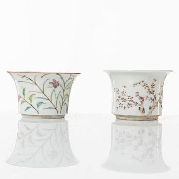 A Chinese famille rose porcelain flower pot and two cups, 20th century.