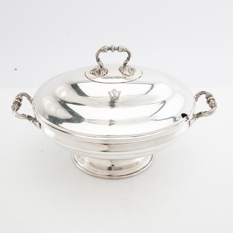 Tureen with lid Louis XV style England silver plate early 20th century.
