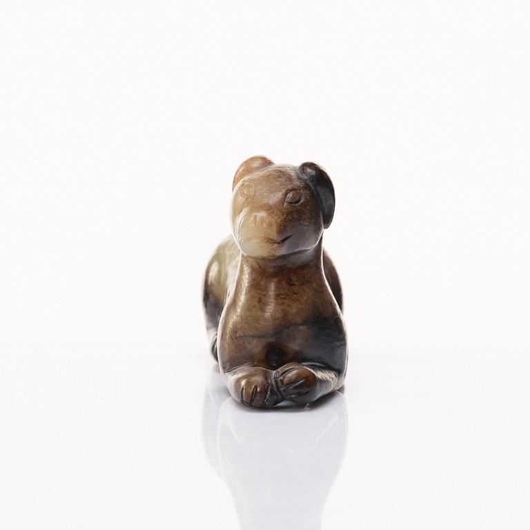 A sculptured nephrite figure of a dog, Qing dynasty.