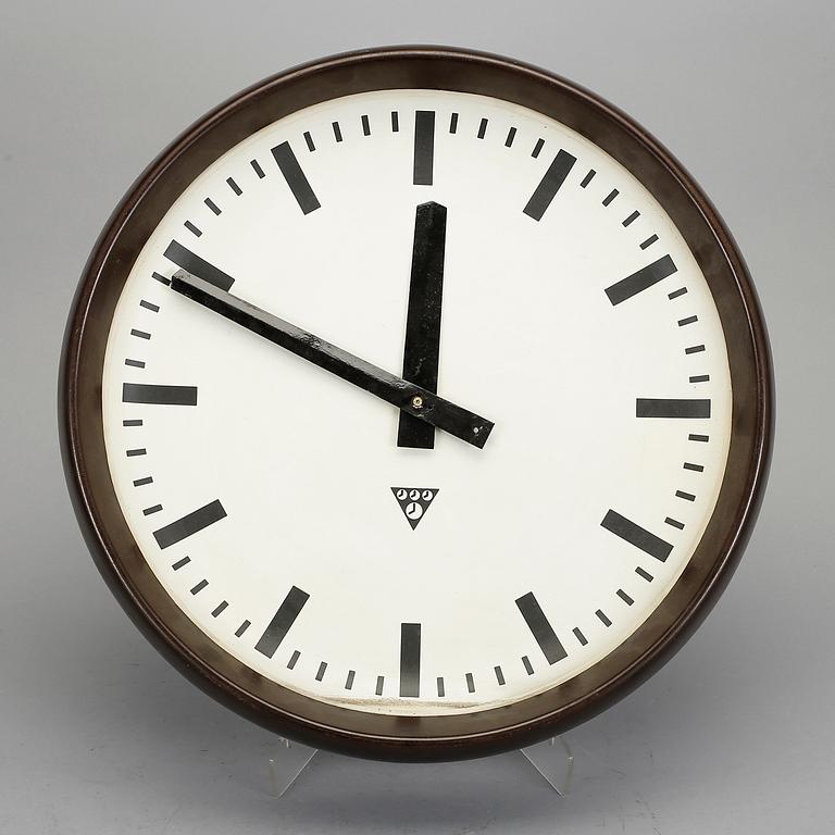 FABRIKSKLOCKA, kring 1900-talets mitt.