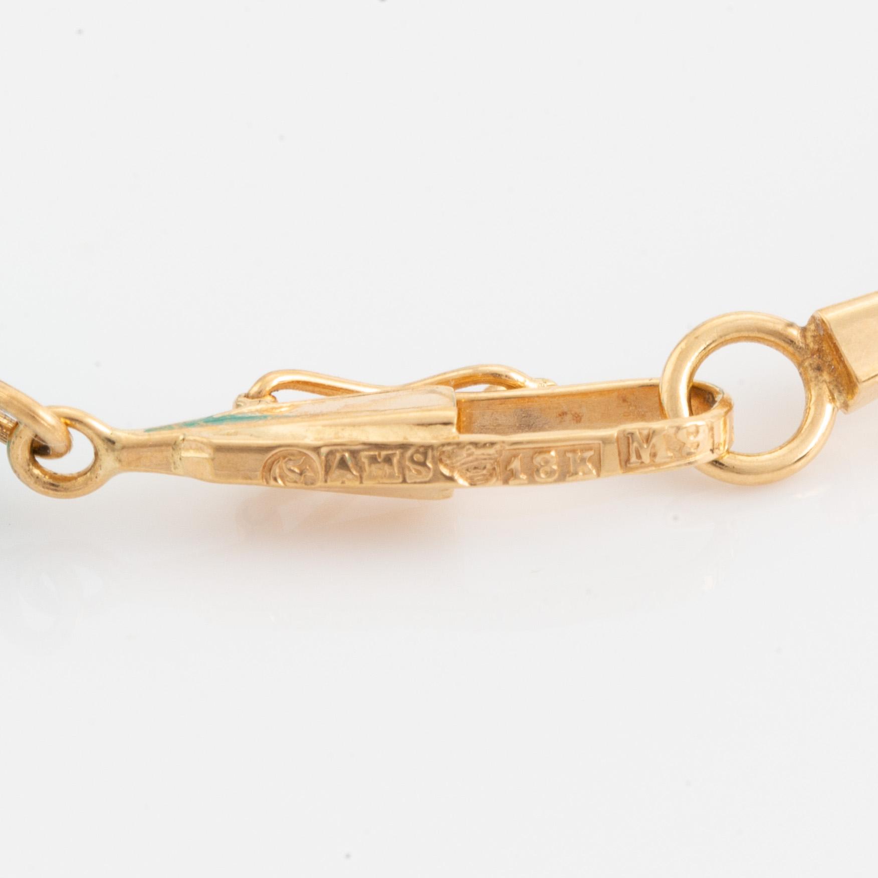 Arvo Saarela, Halscollier stavar i guld och turkoser.