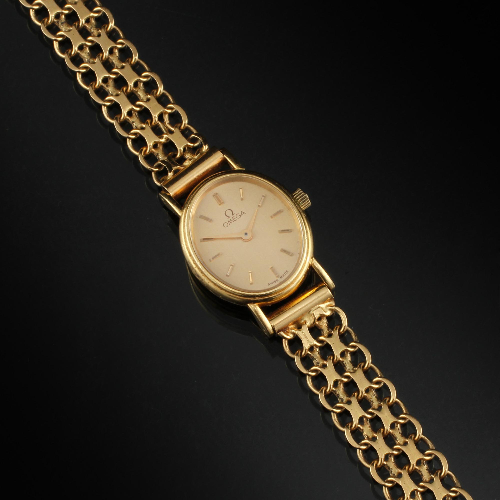 DAMARMBANDSUR, 18 K guld, Omega, omkring 1900-talets mitt. Total vikt 20 g.