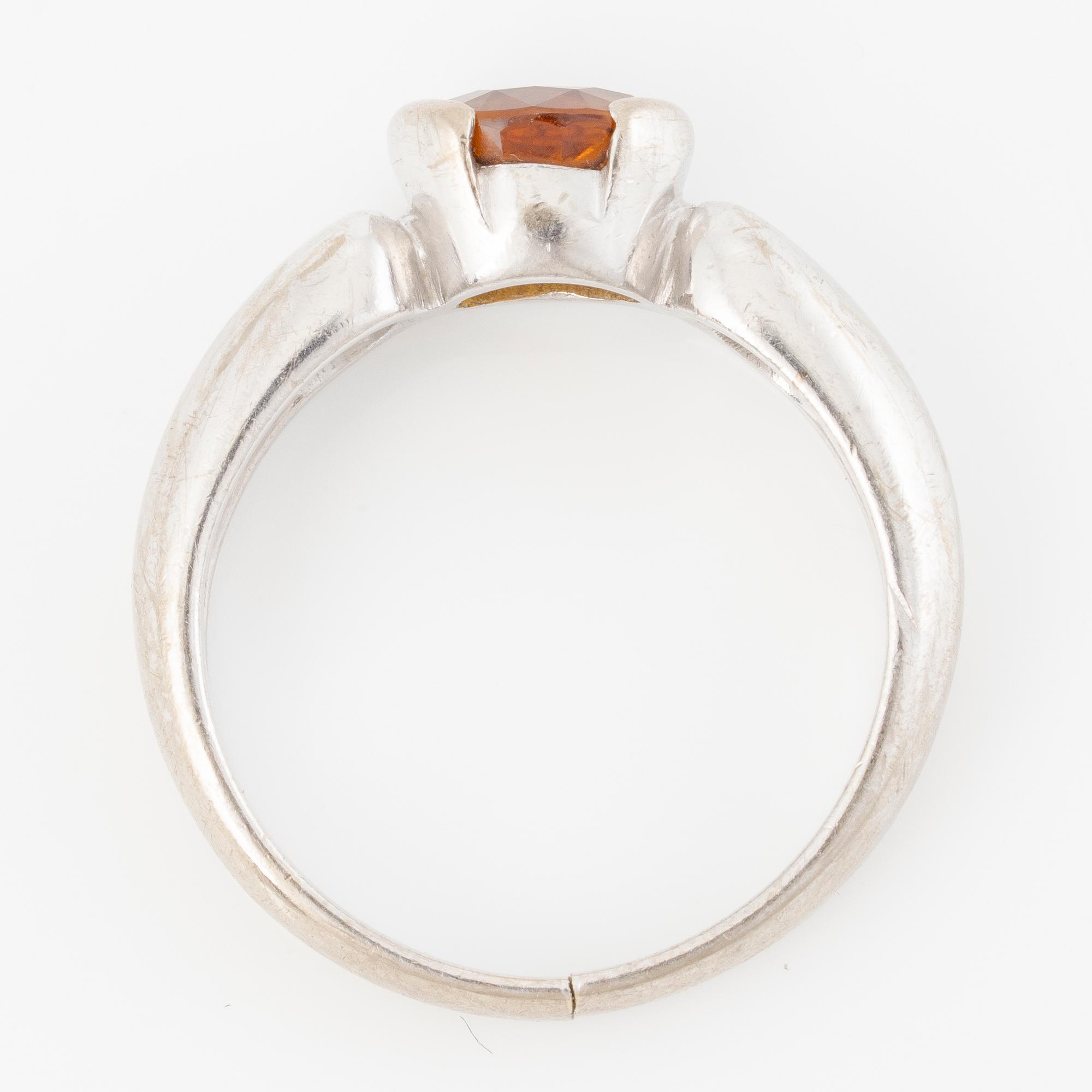 Ring 18K white gold with yellow sapphire.