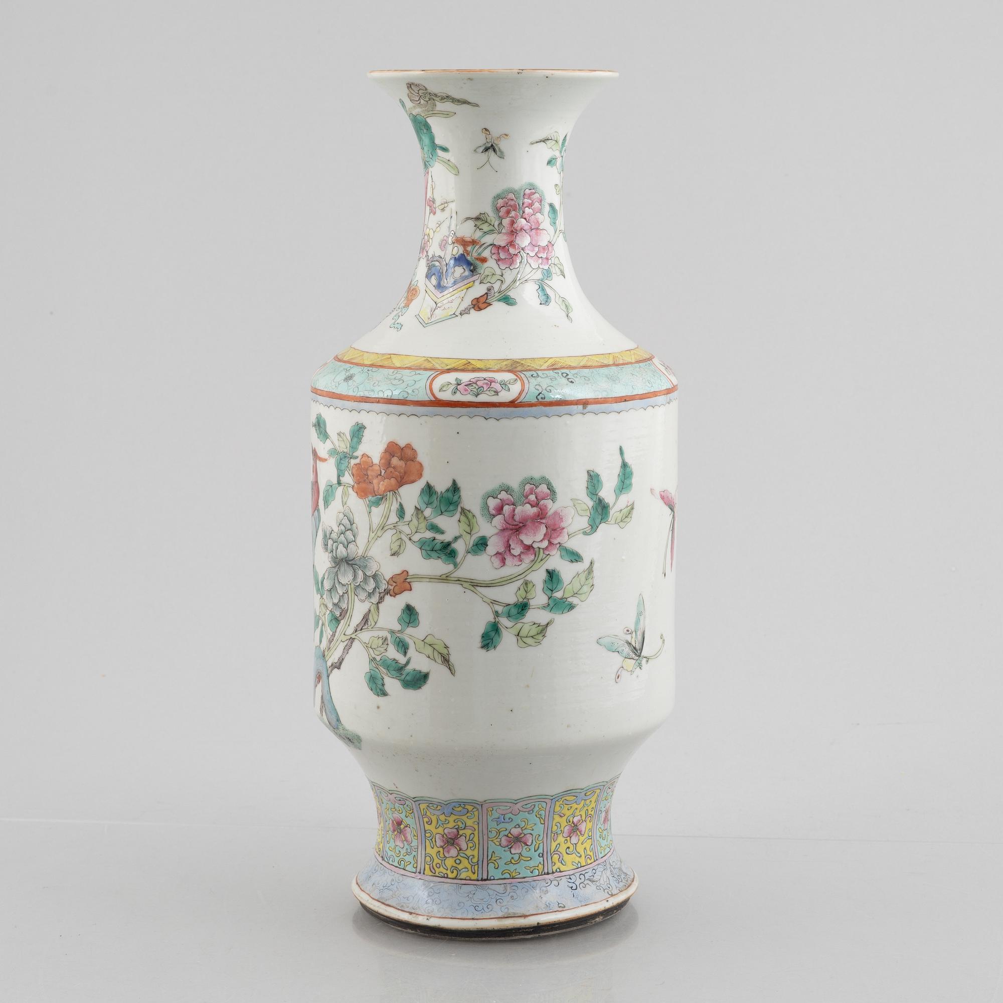 A porcelain urn, China, late Qing dynasty, around 1900.