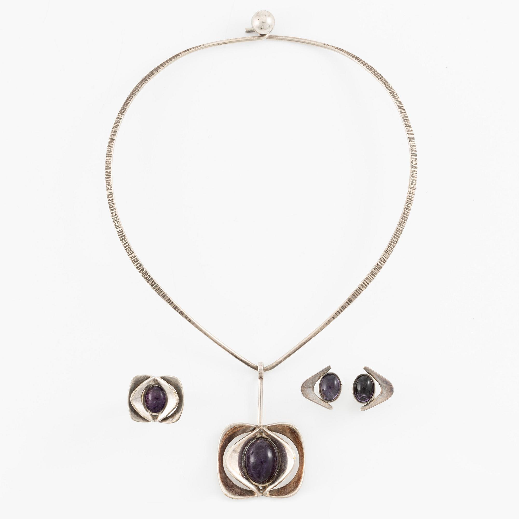 Jewellery set, silver with cabochon-cut amethysts, by Theresia Hvorslev, three pieces.