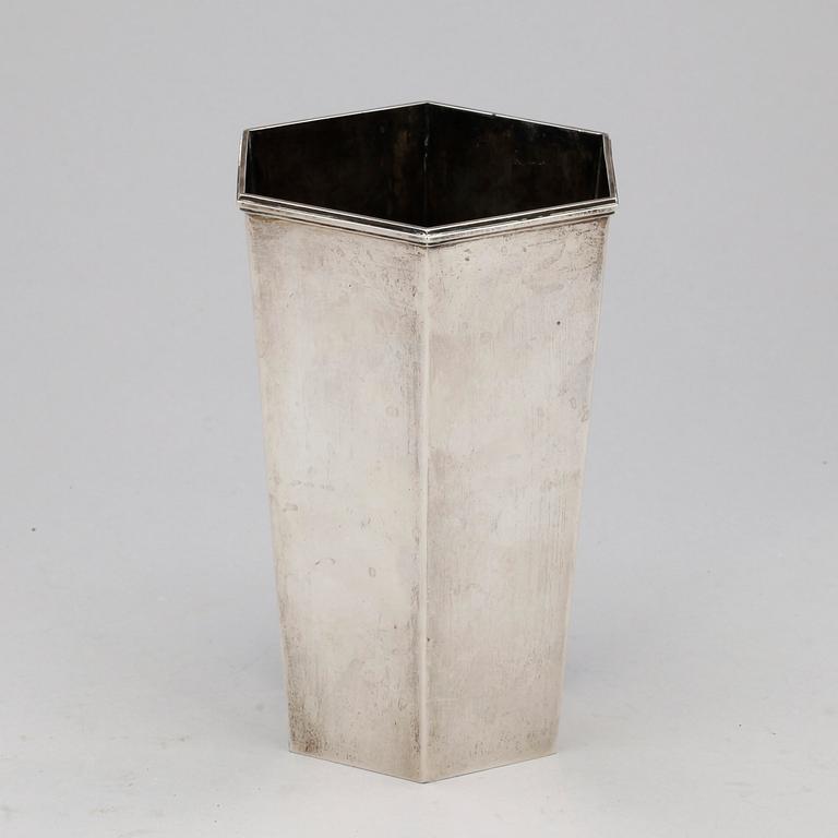 A Wiwen Nilsson hexagonal sterling vase, Lund 1956.