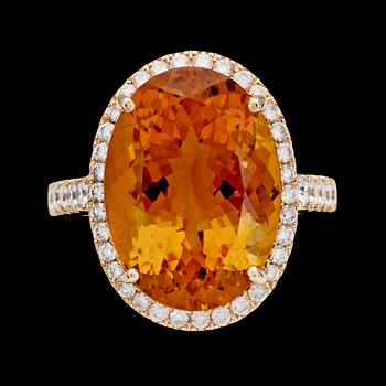 885. RING, citrin med briljantslipade diamanter, tot. 1.09 ct.