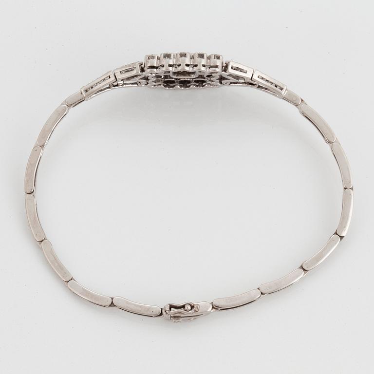 Armband 18K vitguld med runda briljantslipade diamanter total vikt ca 2.40 ct.