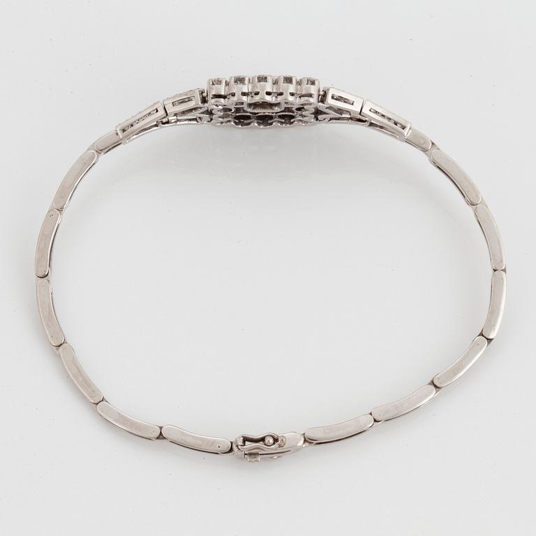 An 18K white gold bracelet set with round brilliant-cut diamonds with a total weight of ca 2.40 cts.