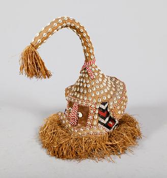 CEREMONIELL MASK samt BASTDUKAR, Afrika, 1900-tal.