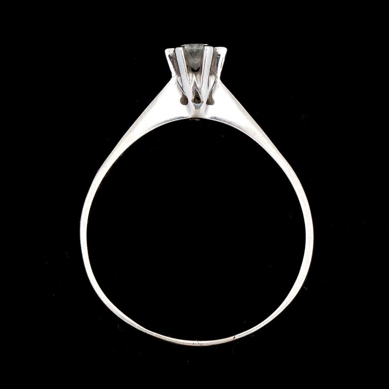 RING, 18k vitguld, rund briljantslipad diamant ca 0,20ct enligt gravyr. Vikt ca 2g.