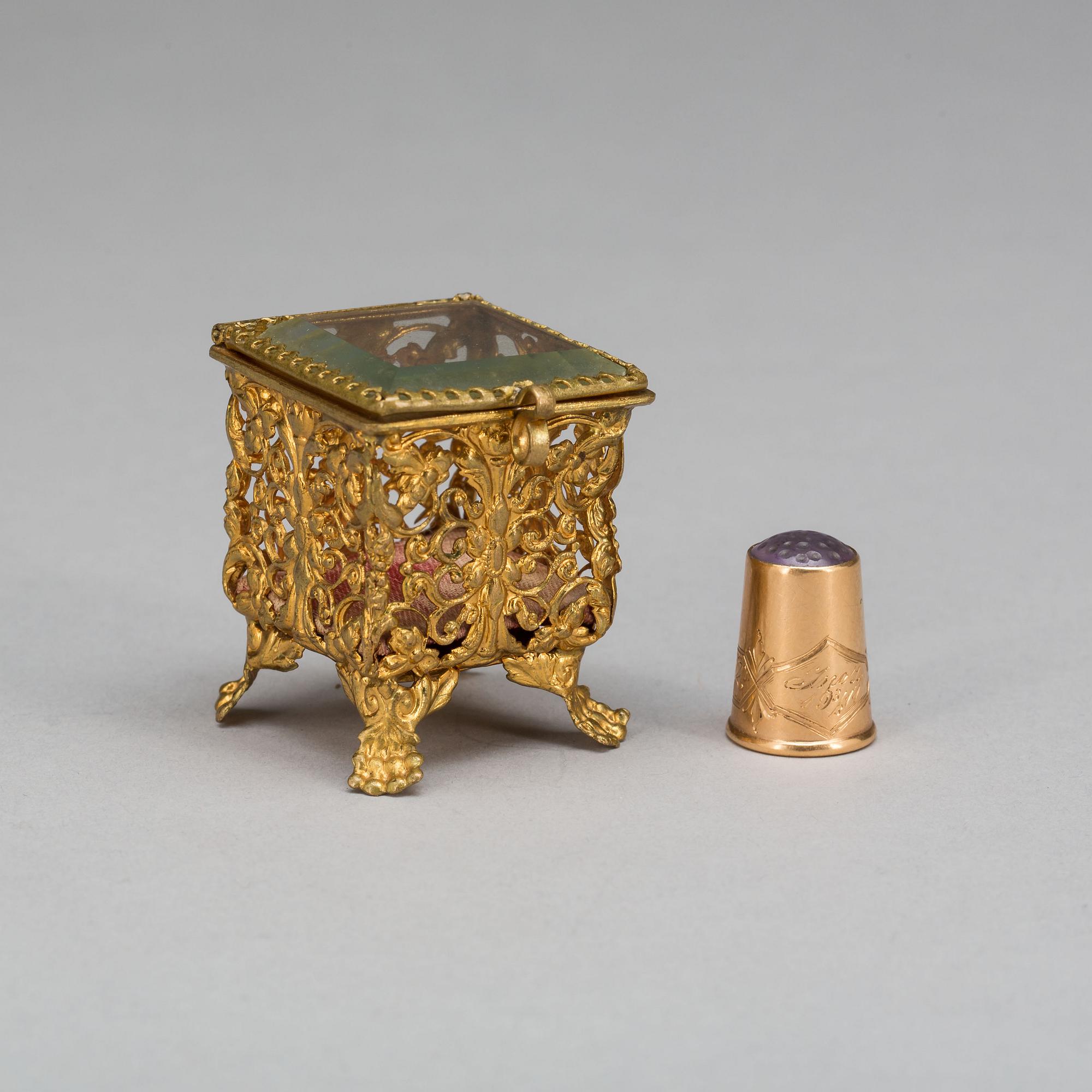 FINGERBORG SAMT ETUI, 18 k guld, G. Dahlgren & Co, Malmö, 1916. Vikt ca 2,5 g.