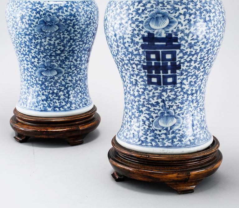 A pair of chinese 20th century porcelian vases.