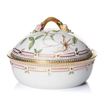 356. A Royal Copenhagen 'Flora Danica' vegetable tureen with cover, Denmark, 20th Century.