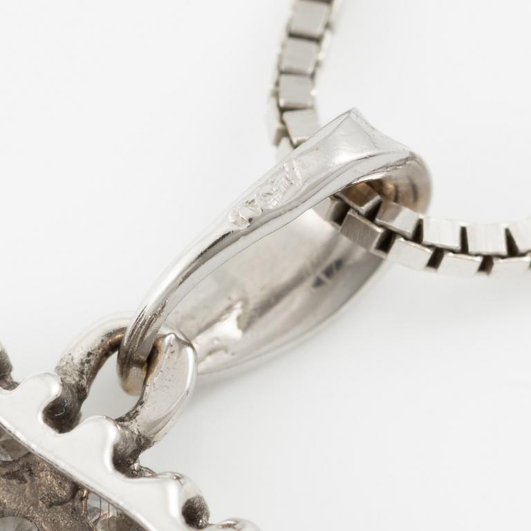 Necklace with a pendant, heart-shaped, 18K white gold with brilliant-cut diamonds.
