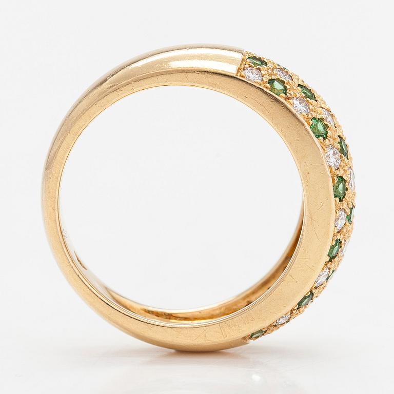 Ring, 18K guld, med pavéinfattade tsavorit granater och briljantslipade diamanter. D.Gallopin & Cie, Geneve.