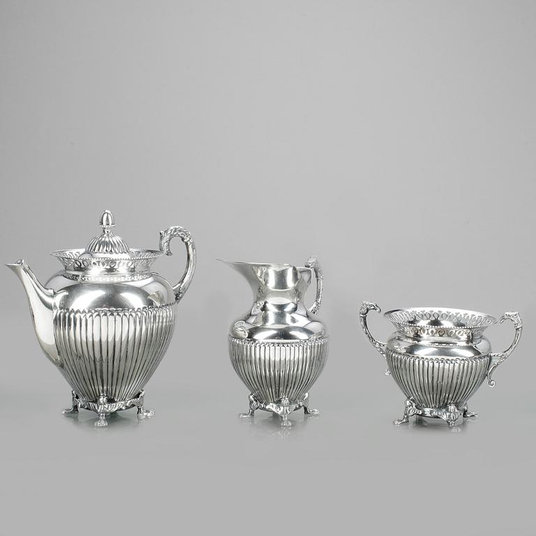 MOCCASERVIS, 3 delar, låghaltigt silver, empirestil, sannolikt Italien, 1900-talets början. Totalvikt 669 gram.