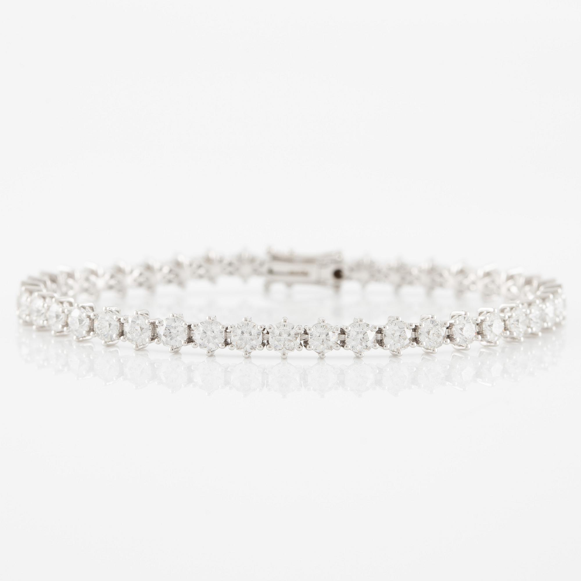 Tennis bracelet, 18K white gold with fancy-cut diamonds.