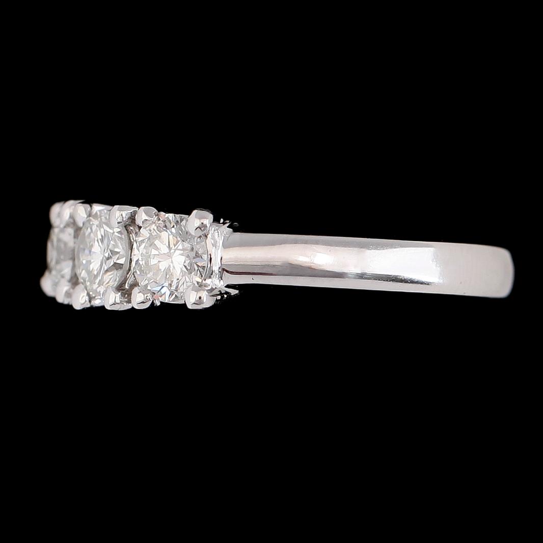 RING, 18K vitguld, 3 briljantslipade diamanter tot ca 0.94 ct. Vikt ca 4 g.