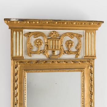 A late Gustavian mirror, beginning of the 19th century.