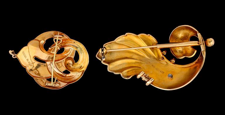 BROSCHER, 2 st, 18K guld, svenska stämplar 1888 och 1950. Total vikt ca 12 g.