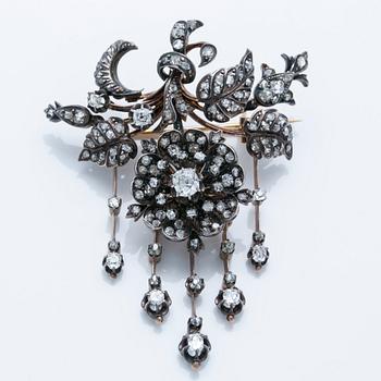 An antique-cut diamond pendant/brooch.