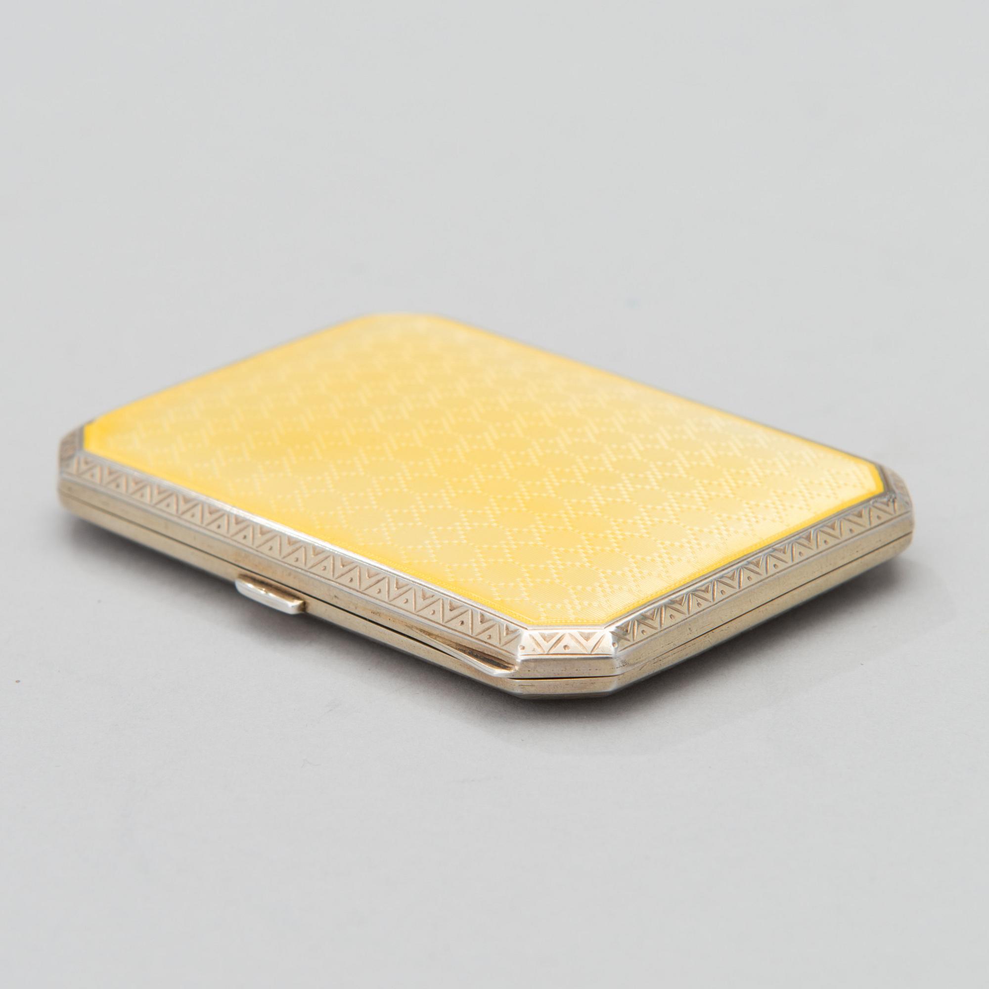 CIGARETTETUI, guillocherad emalj och sterlingsilver, engelska importstämplar, London 1927. Vikt 82 g.