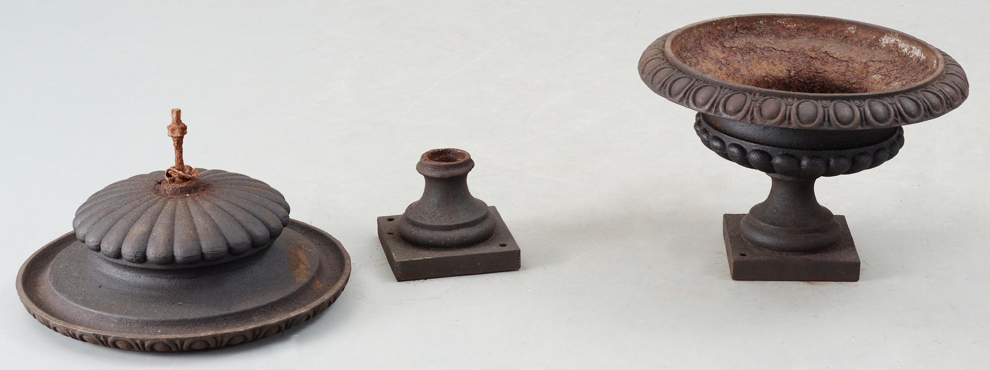 TRÄDGÅRDSURNOR, ett par, gjutjärn, omkring 1900.