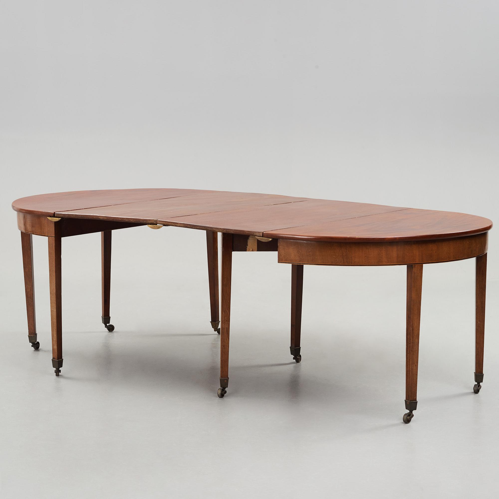 An English 19th century dinner table.
