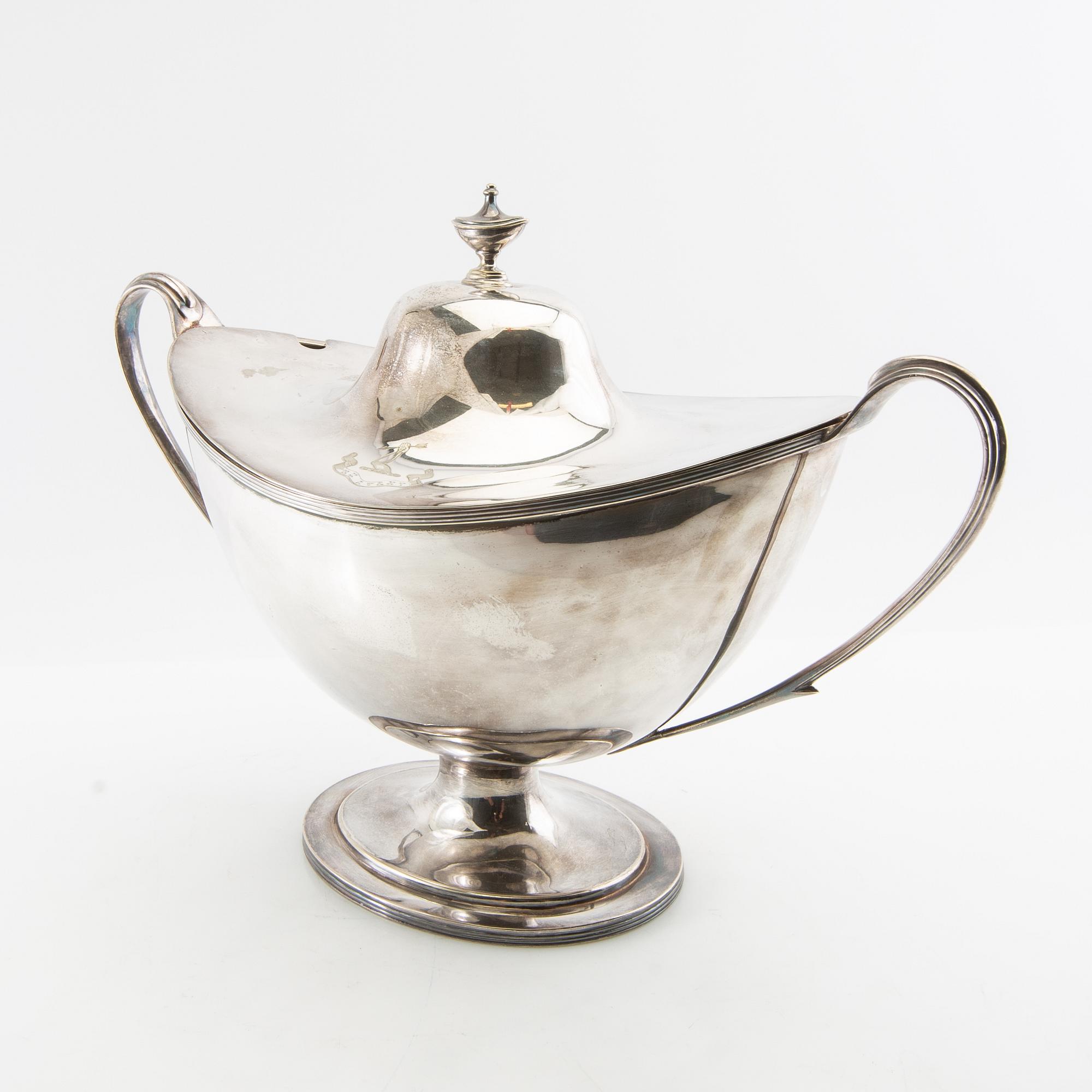 Tureen with lid, first half of the 20th century, silver plate.