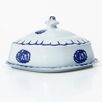 Wilhelm Kåge, 35 pieces of a 'Liljeblå' service, Gustafsberg, Sweden, 1918-1936.