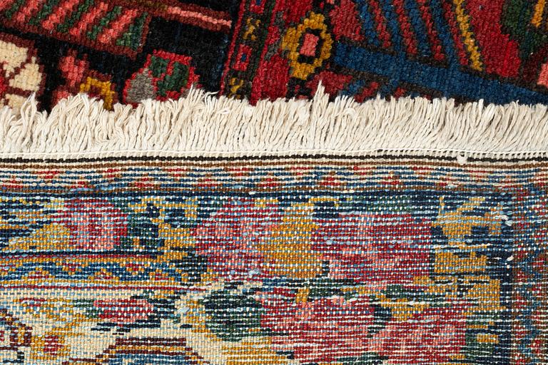 A semi-antique Chahar Mahal/Bakhtiari carpet, approximately 297 x 213 cm.