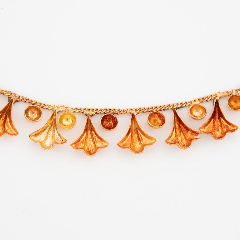 An 18K gold necklace.