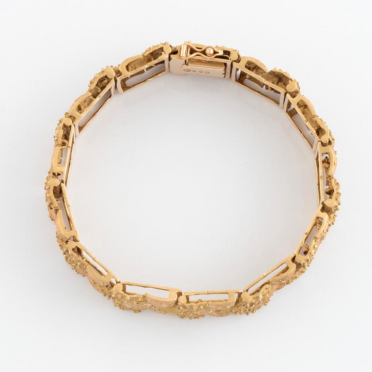 An 18K two coloured gold bracelet.