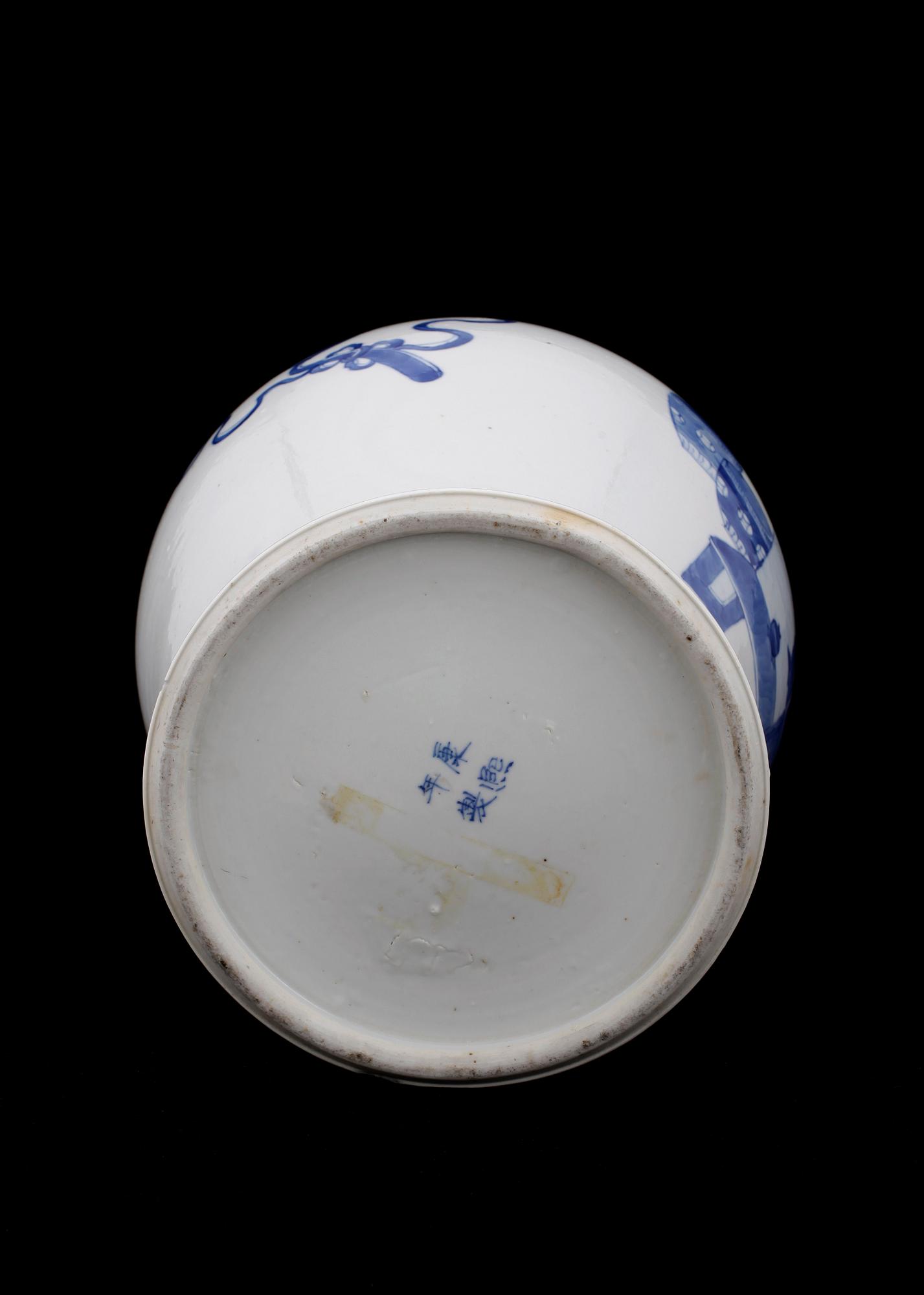 URNA MED LOCK, porslin. Kina. Sen Qing, 1800/1900-tal.