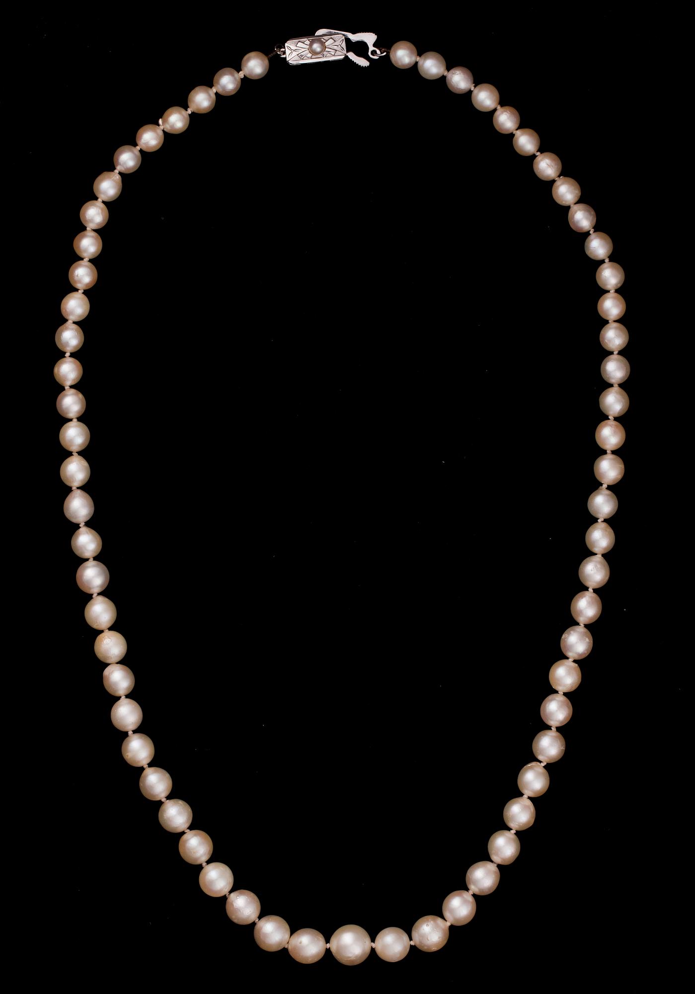 PÄRLCOLLIER, graderade, silverlås med pärldekor. 1900-talets senare hälft.