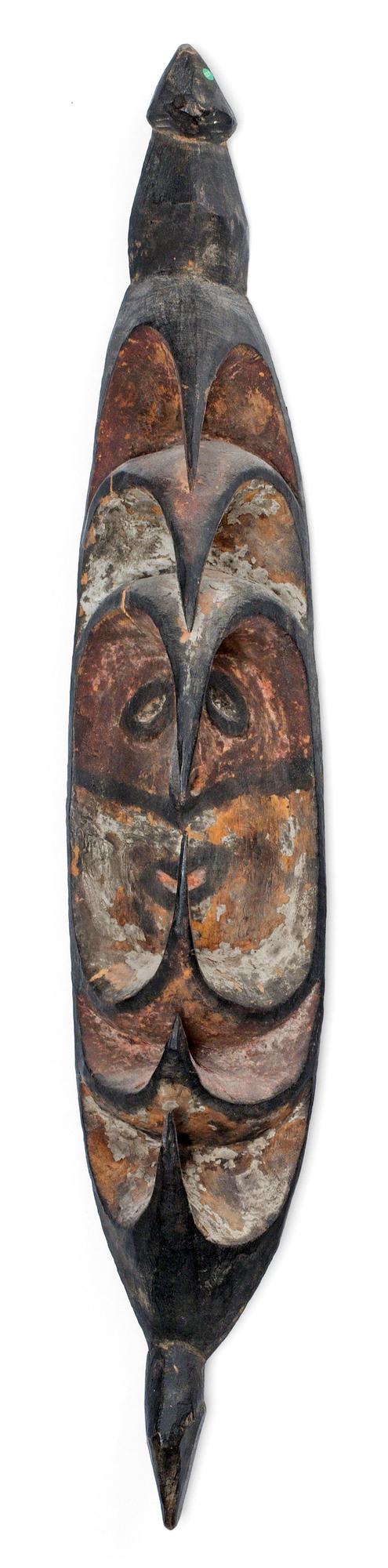 FLÖJTSTOPPARE. Bemålat träd. Nya Guinea, Oceanien, omkring 1950. Höjd 70,5 cm.